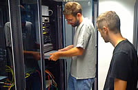 Installation d'un XServe chez ATE en juillet 2010 avec Maxence et Alex